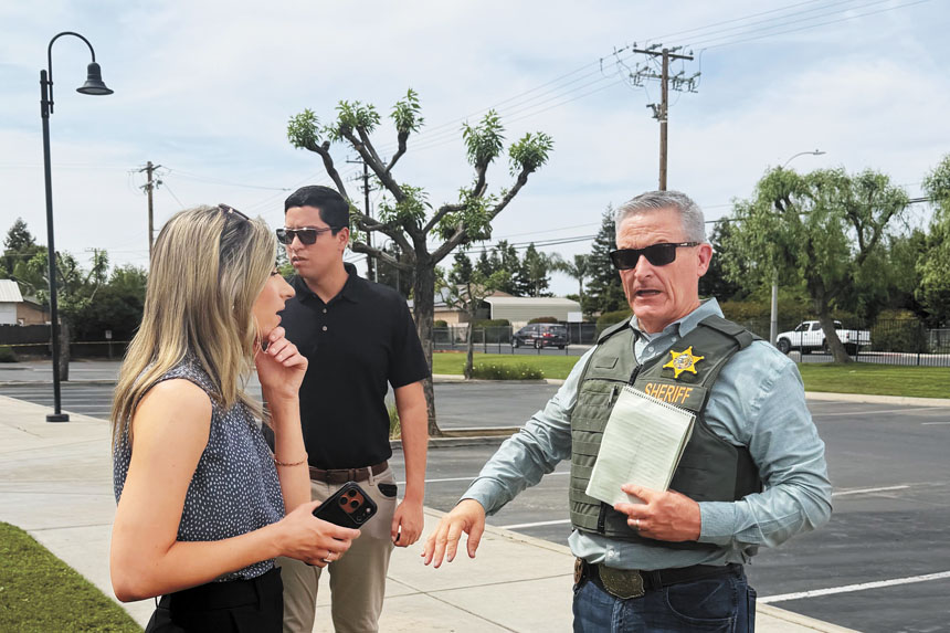 圖拉爾縣警局長布德羅（Mike Boudreaux）召開記者會。圖拉爾縣警局/美聯社