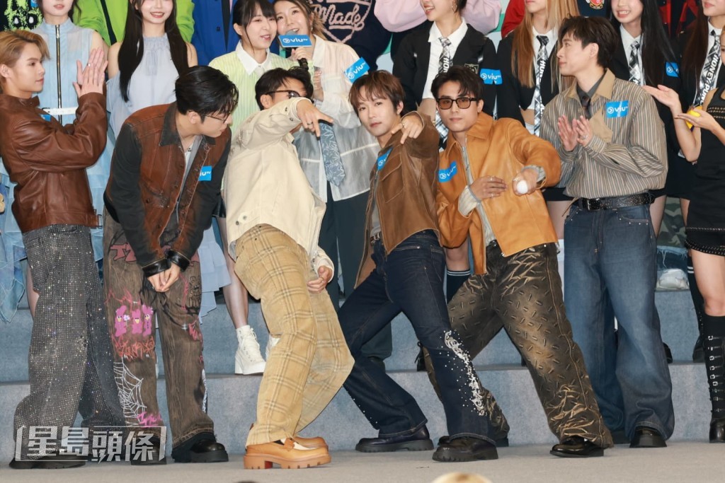 MIRROR成員在台上落力為頒獎禮拉票。