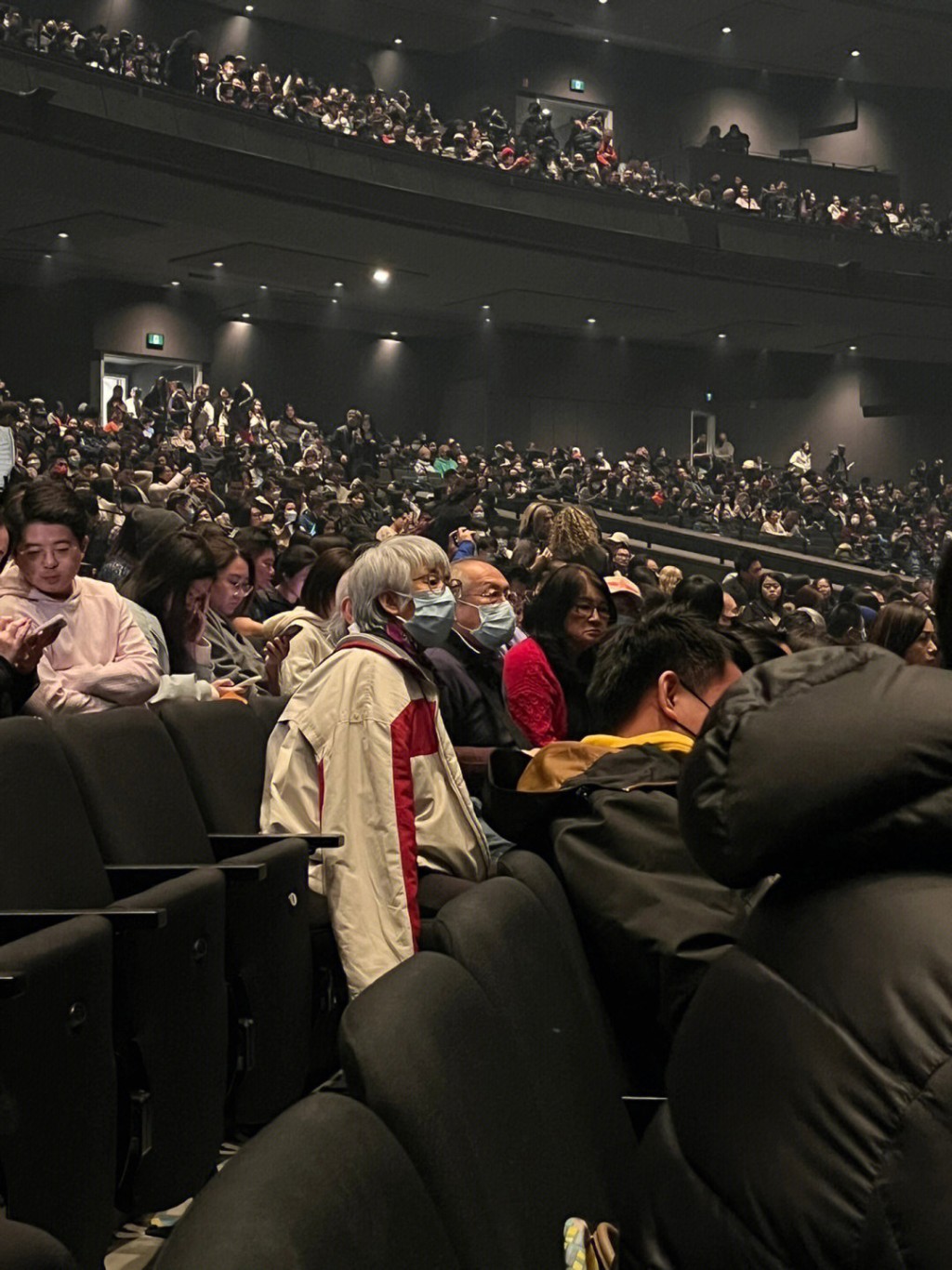 他當時看得很投入。