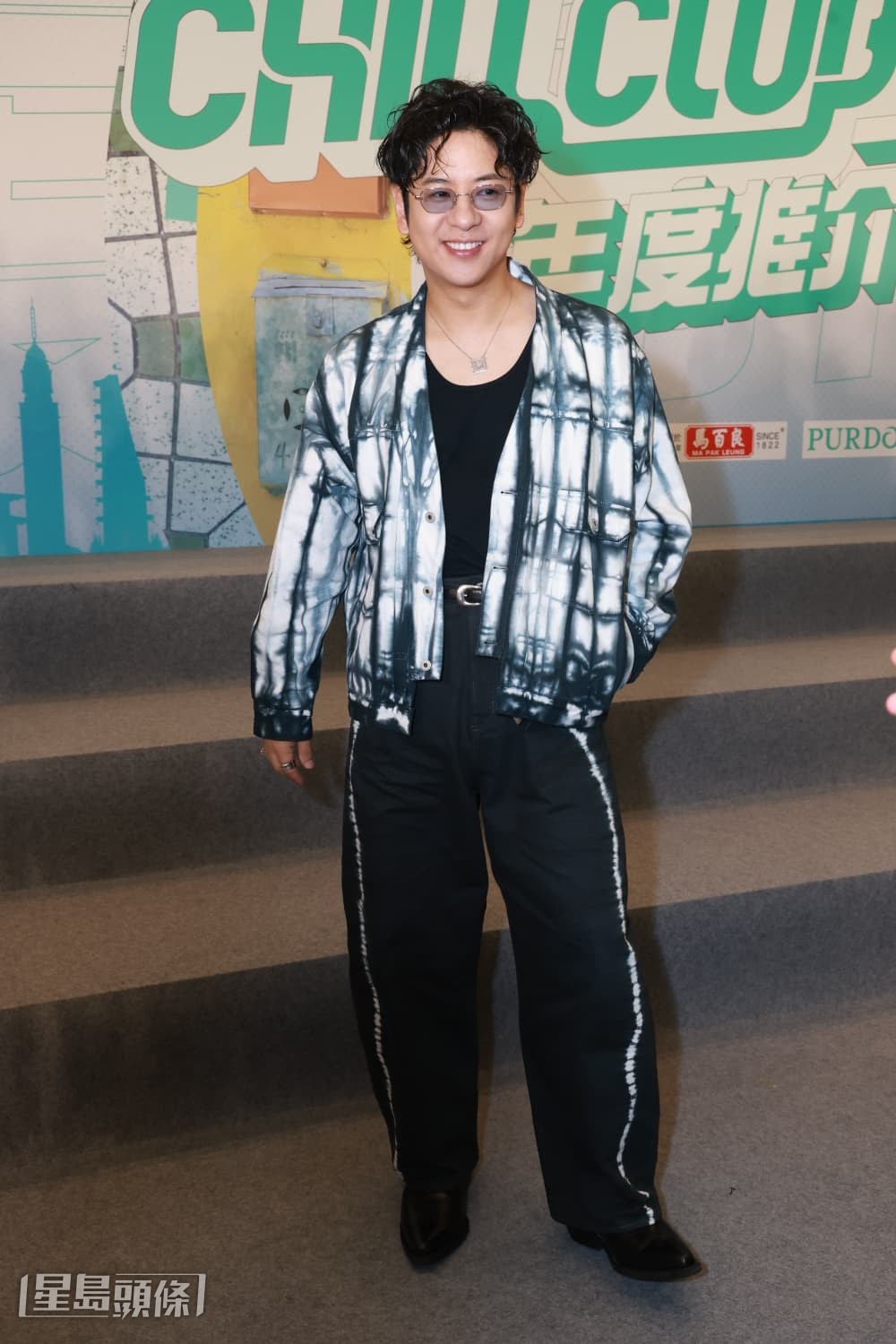 許廷鏗表示雖已接受治療，但記者會期間背痛仍然持續。