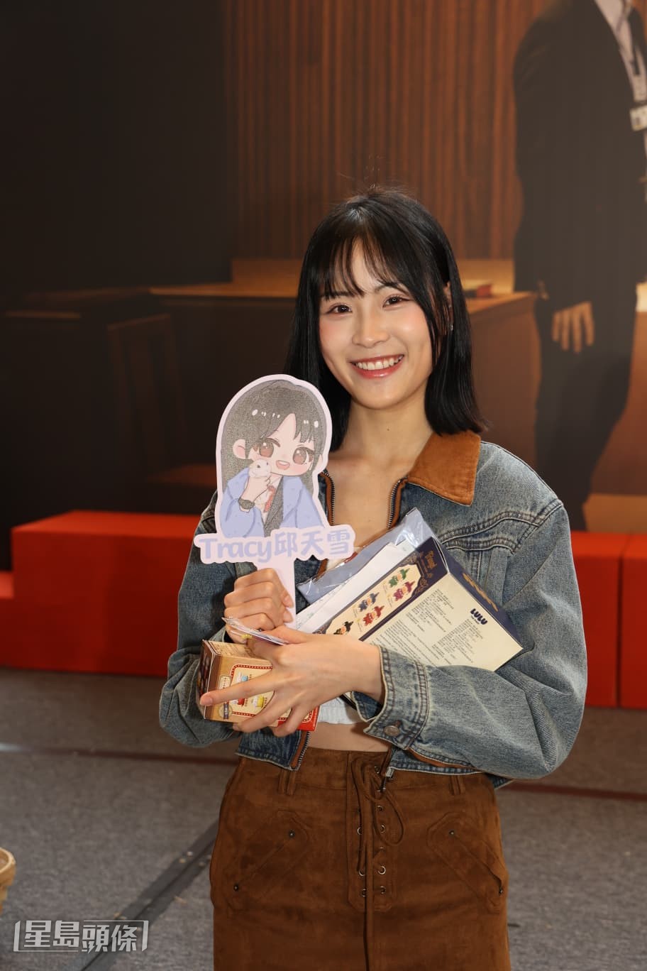 樂珈嘉透露與佘詩曼拍擁抱戲時，曾聞到對方身上有香味。