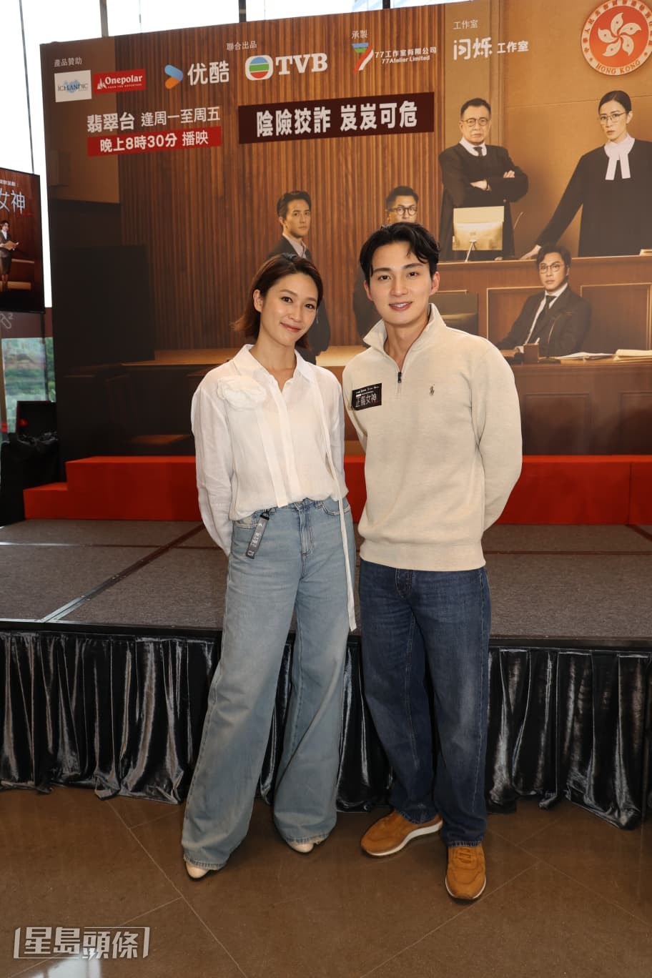 嘉洛笑談該網民的嗅覺，並自曝曾聞過佘詩曼用過的筆。