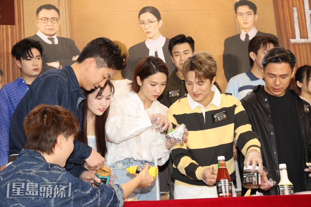 演員們在台下參與遊戲活動。