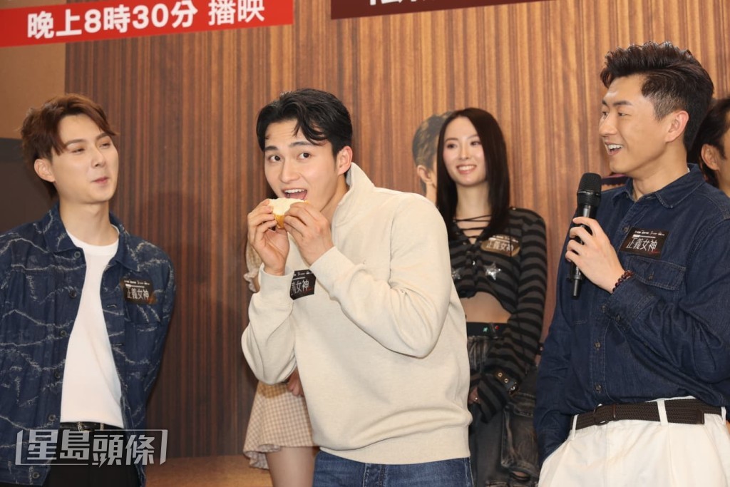 周嘉洛在活動中負責享用食物。