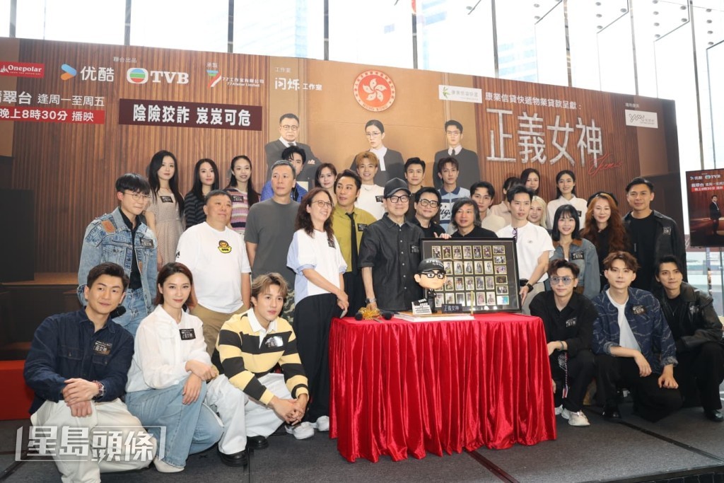 現場亦為本月13日步入「登六」之年的總監製鍾澍佳慶生，大會準備了一個以佳導造型製作的人形蛋糕。