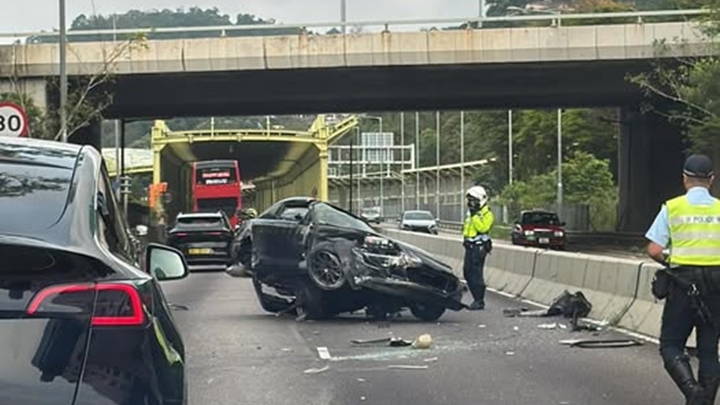 大埔公路私家車撞壆翻側 女乘客受傷被困獲救送院