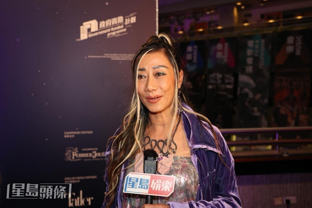 談及感情生活，Flora笑說：「冇呀！我依家搵個robots做男友算喇！」