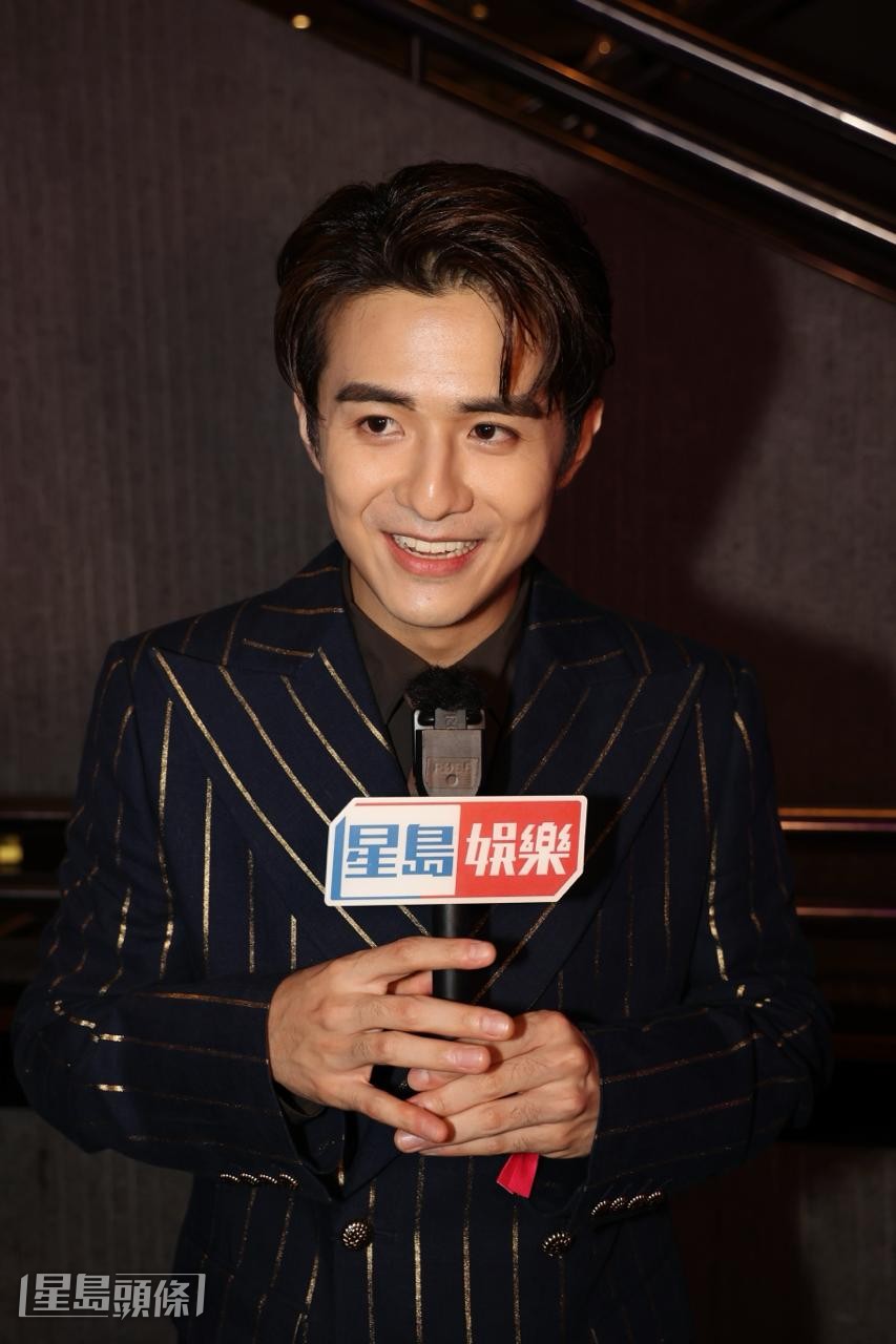 談到參與劇集《風華背後》，Oscar表示十分開心能與朱茵、蔡少芬等前輩合作。