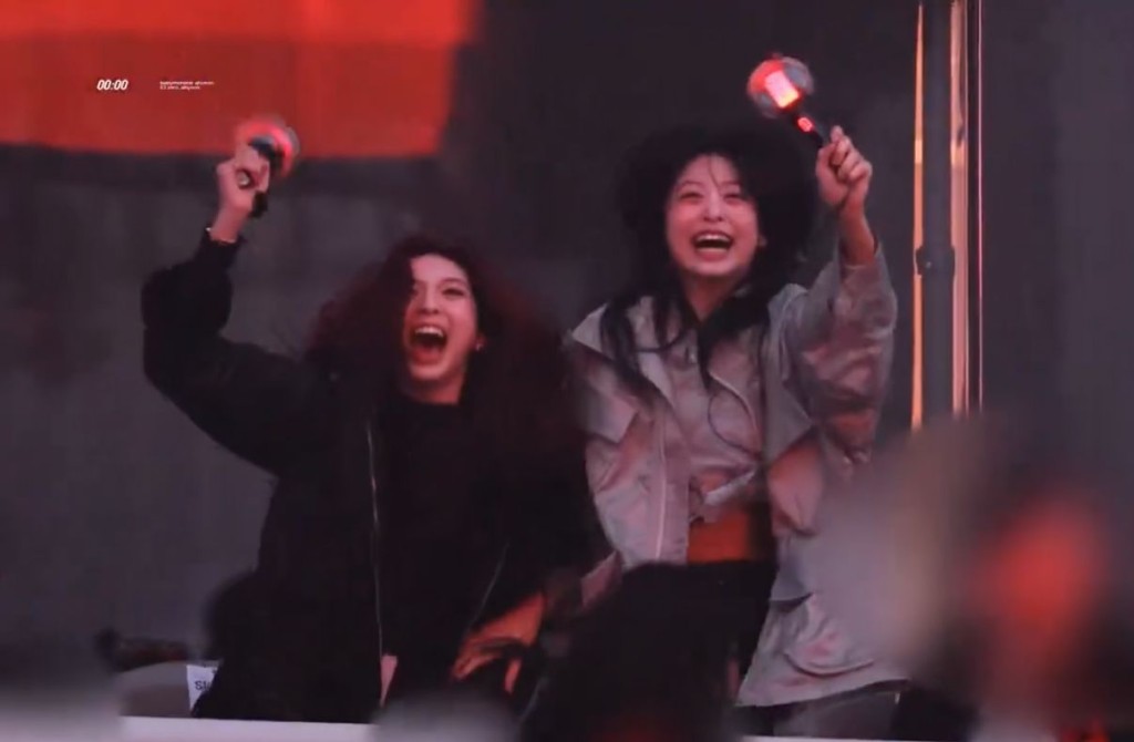 BABYMONSTER成員AHYEON（右）與CHIQUITA昨日亦到場觀看師兄演出。