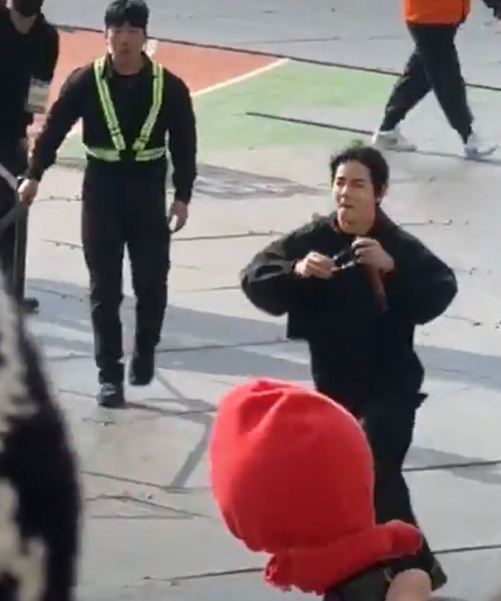 成員V在Sound Check環節跳過欄杆，走近樂迷互動。