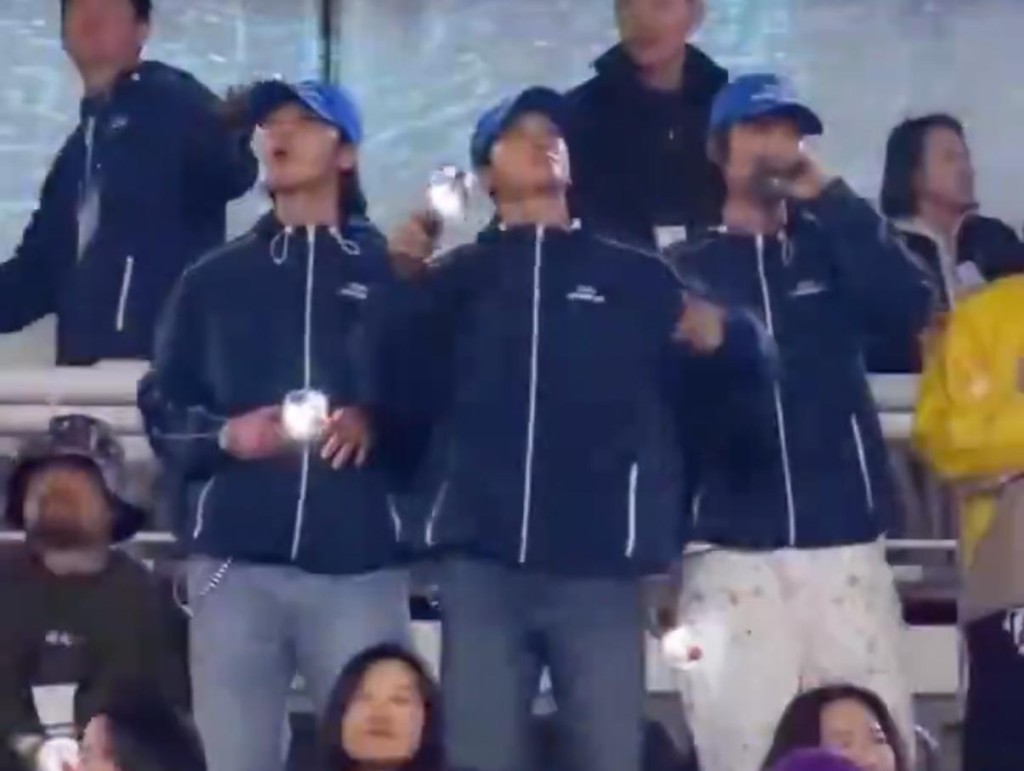 V的好友朴敘俊、崔宇植及Peakboy昨日亦現身演唱會支持。