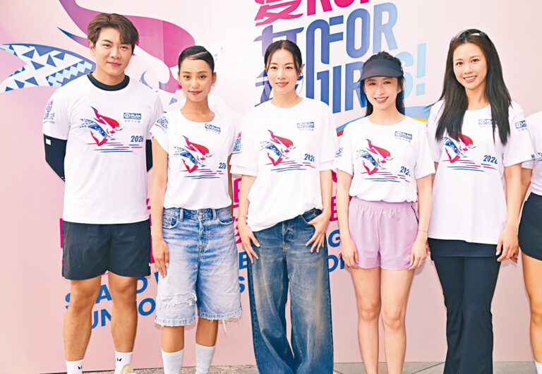 （左起）羅天宇、陳凱詠、鄧麗欣、龔嘉欣、何沛珈齊出席慈善活動。