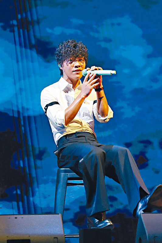 盧廣仲這晚罕有地放下結他獻唱，著重與觀眾對話。