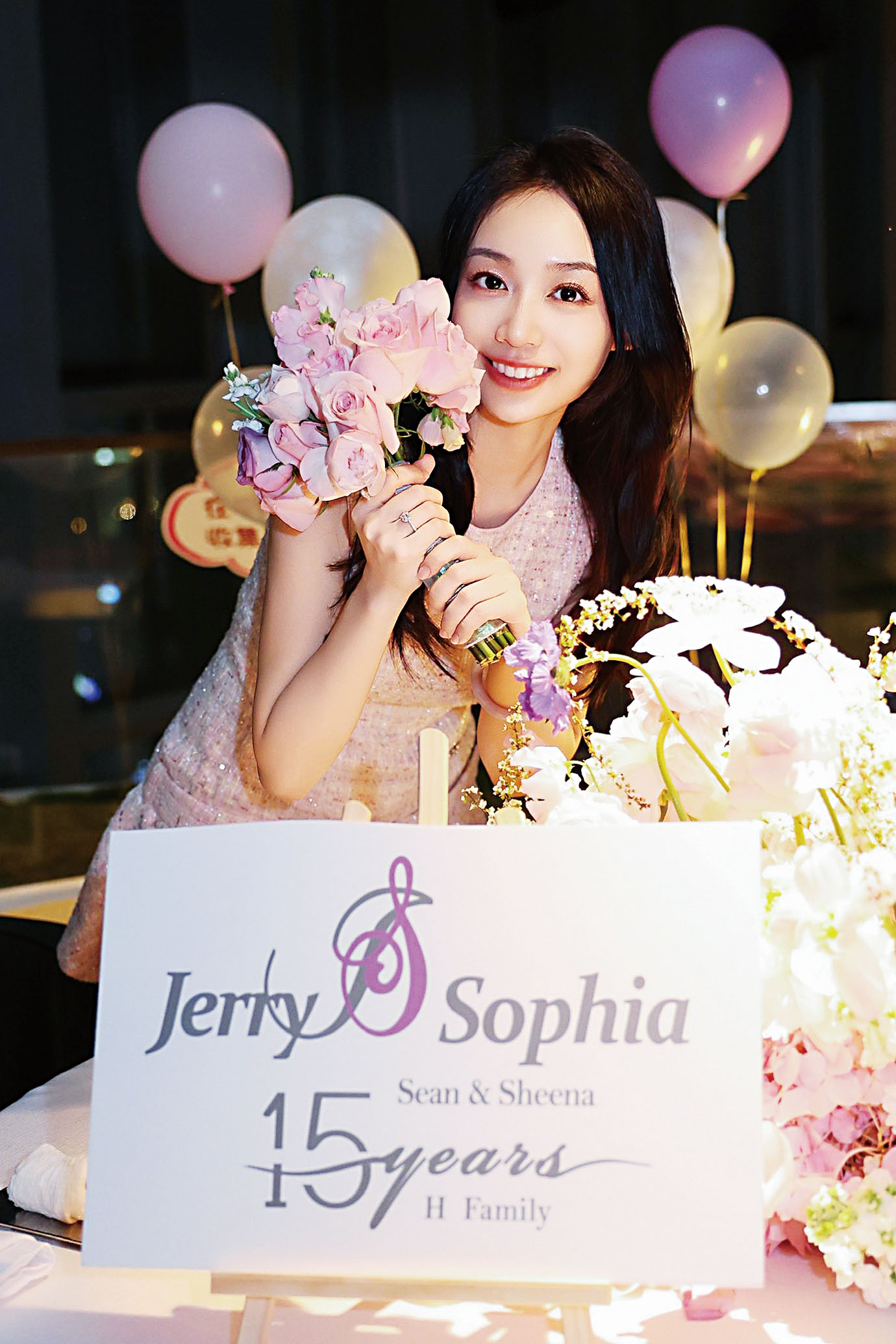 黃舒駿妻子Sophia。網上圖片 .c3/c4 為慶祝結婚15周年,黃舒駿與妻子、孩子在上海餐廳用餐。網上圖片
