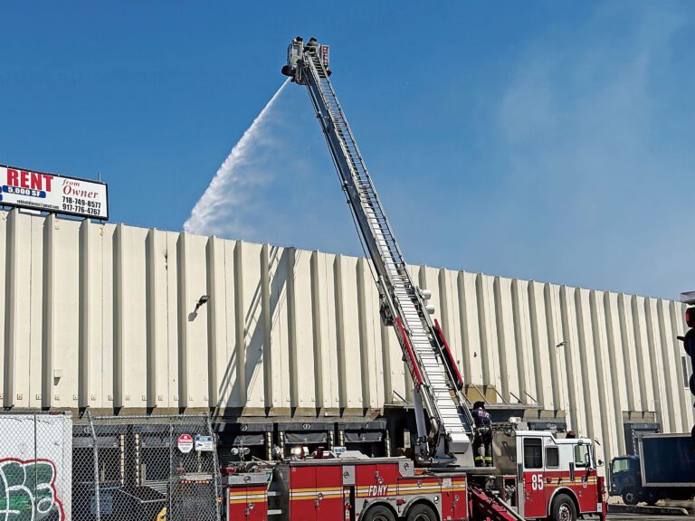 大學點23大道130-17號周五晚火警焚燒十二小時之後受控，周六中午，四輛雲梯消車仍向火場噴水，防止死灰復燃。
