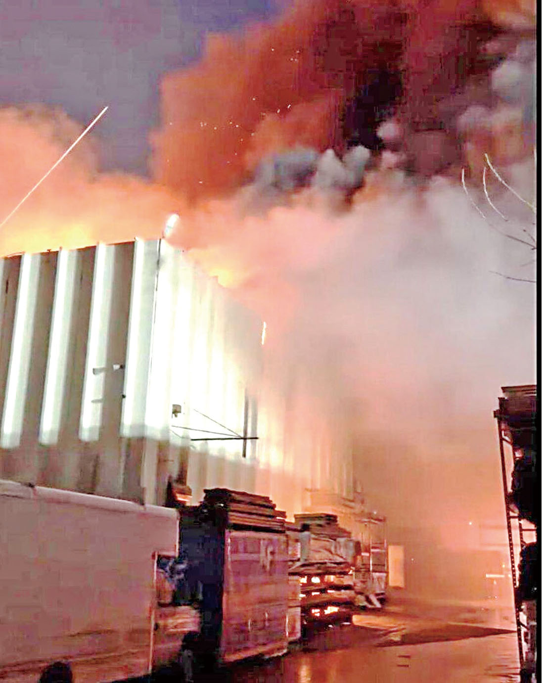 發生五級大火建築物火勢猛烈，倉庫兩層建築物被熊熊烈火包圍。 NYFD提供