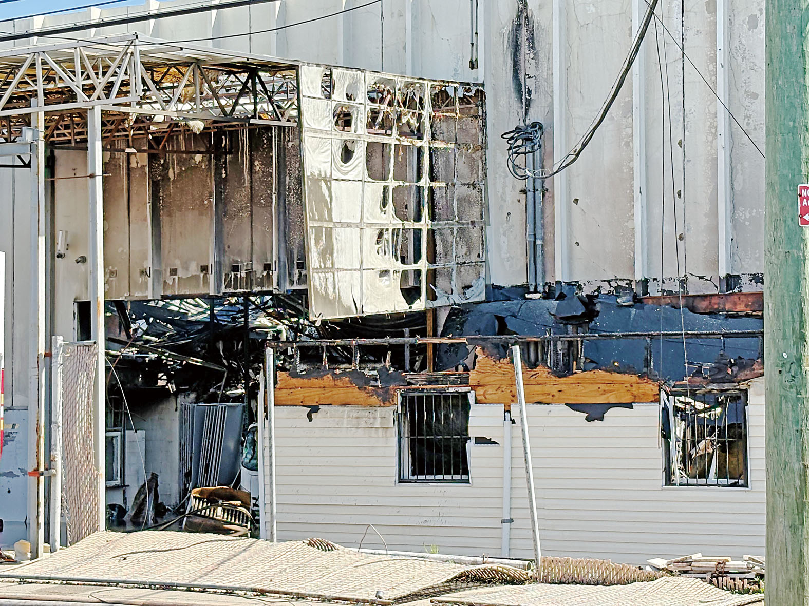 大火把倉庫周邊建築物燒焦變型。