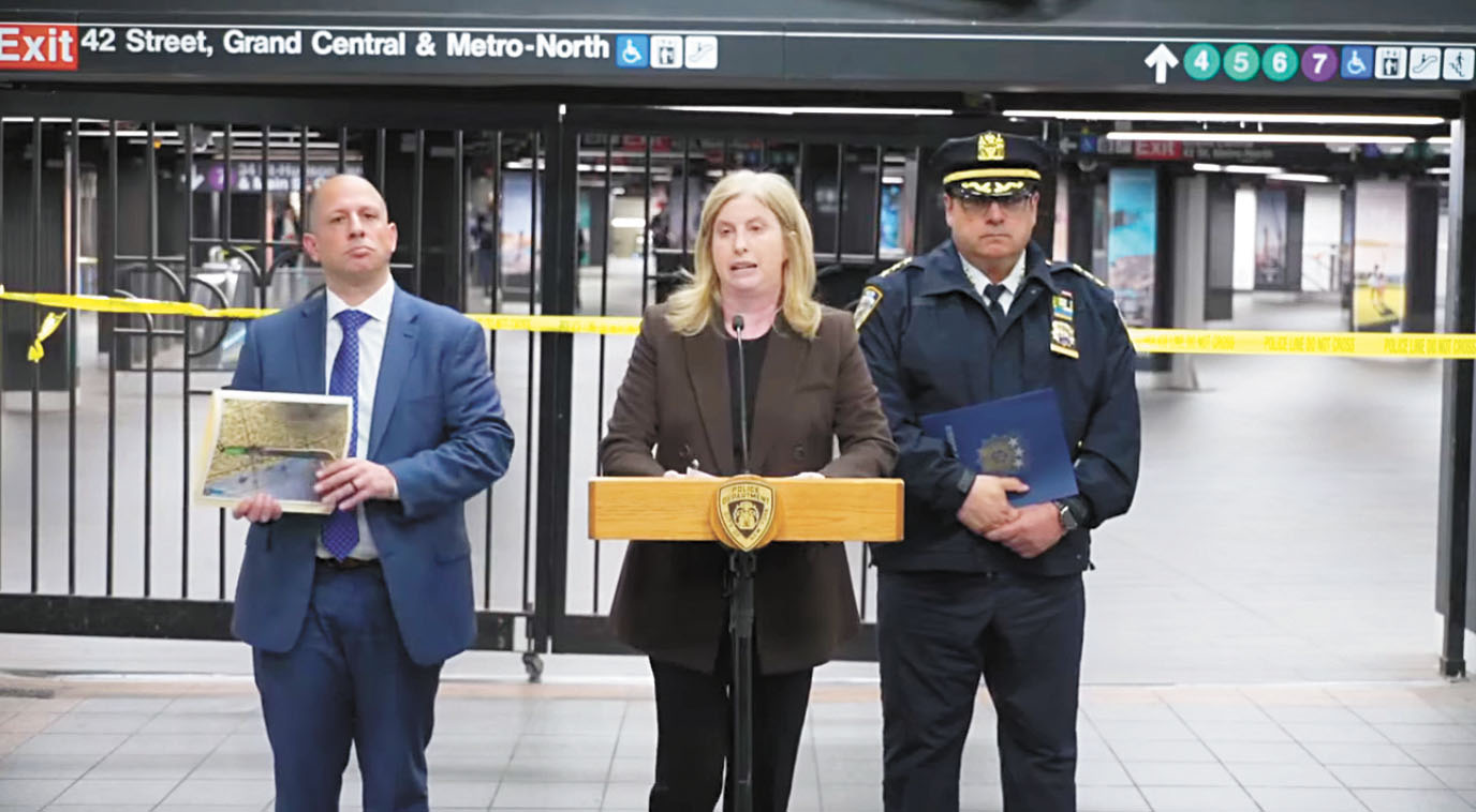 市警務處長蒂施在記者會上介紹案件調查情況。