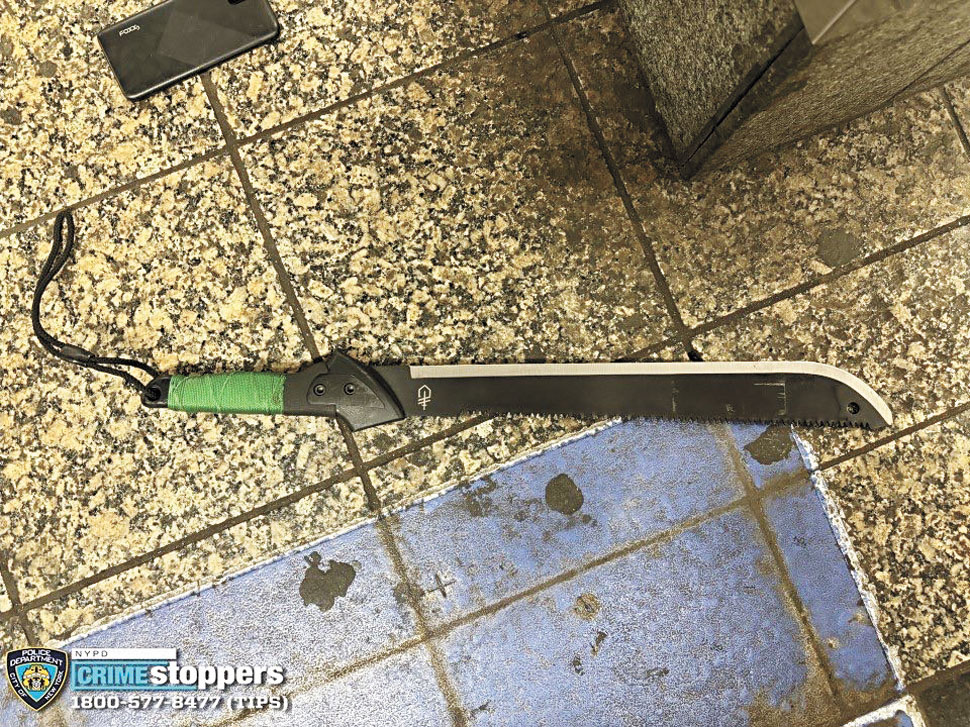 警方在現場繳獲的作案工具砍刀。      NYPD