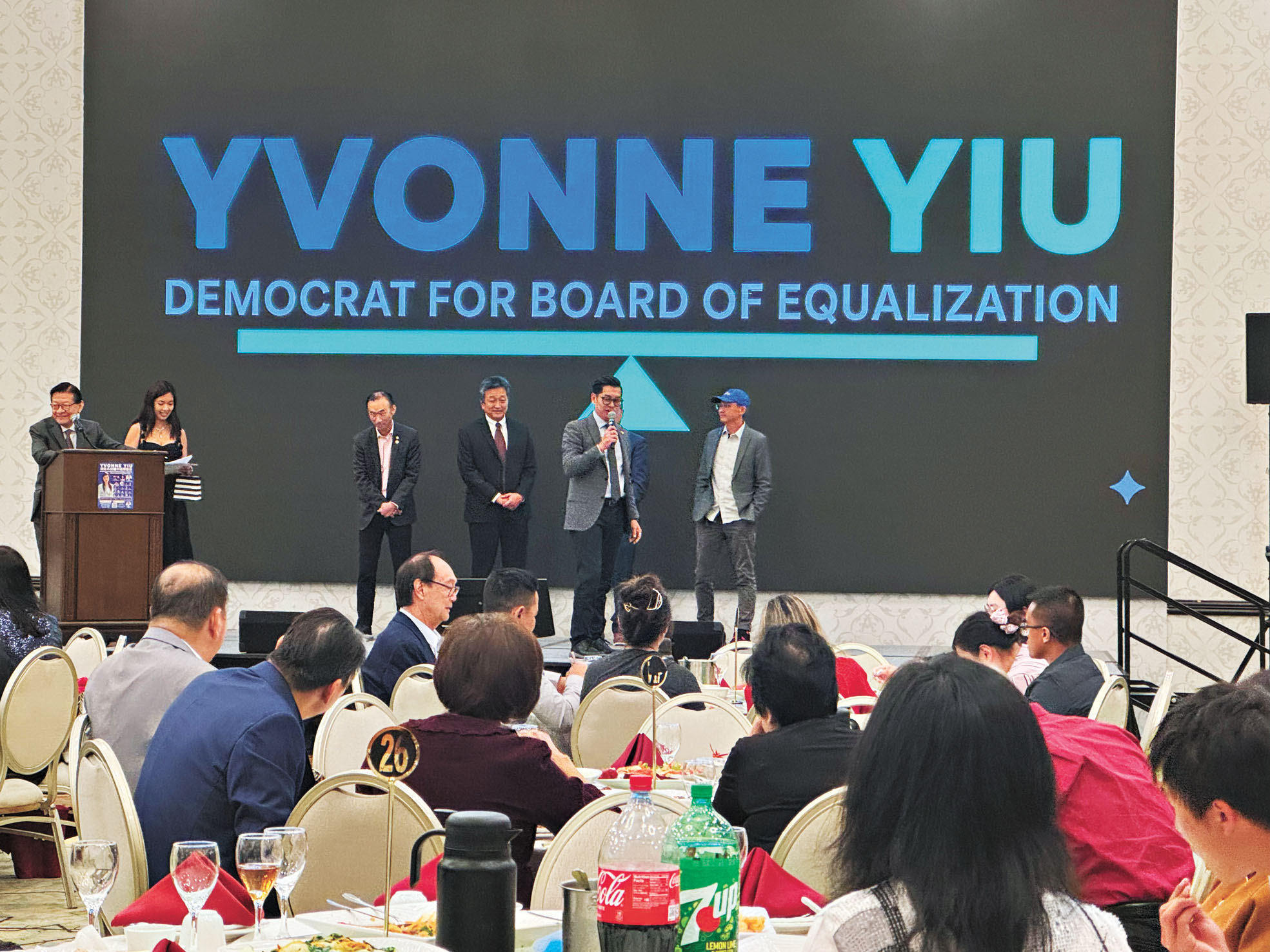 民選官員脫口秀，分享服務歷程。 記者陸新攝