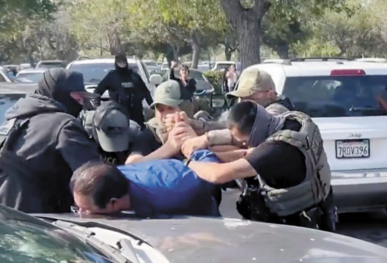 聯邦執法人員在蘭丘庫卡蒙加法院外拘捕一名男子，過程被拍攝下來。KTLA