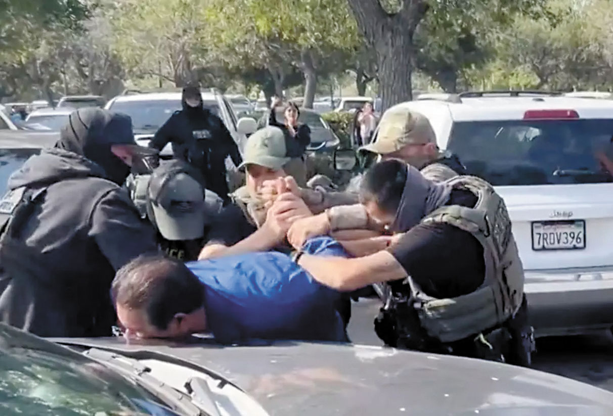 聯邦執法人員在蘭丘庫卡蒙加法院外拘捕一名男子,過程被拍攝下來。KTLA