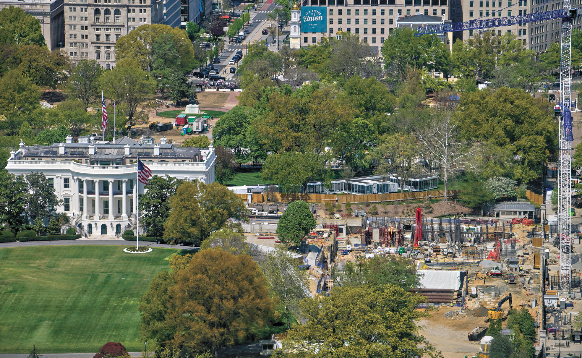 圖為白宮4月9日工程現場。原本的東翼位置正進行改建工程，施工人員正持續興建新的宴會廳。美聯社
