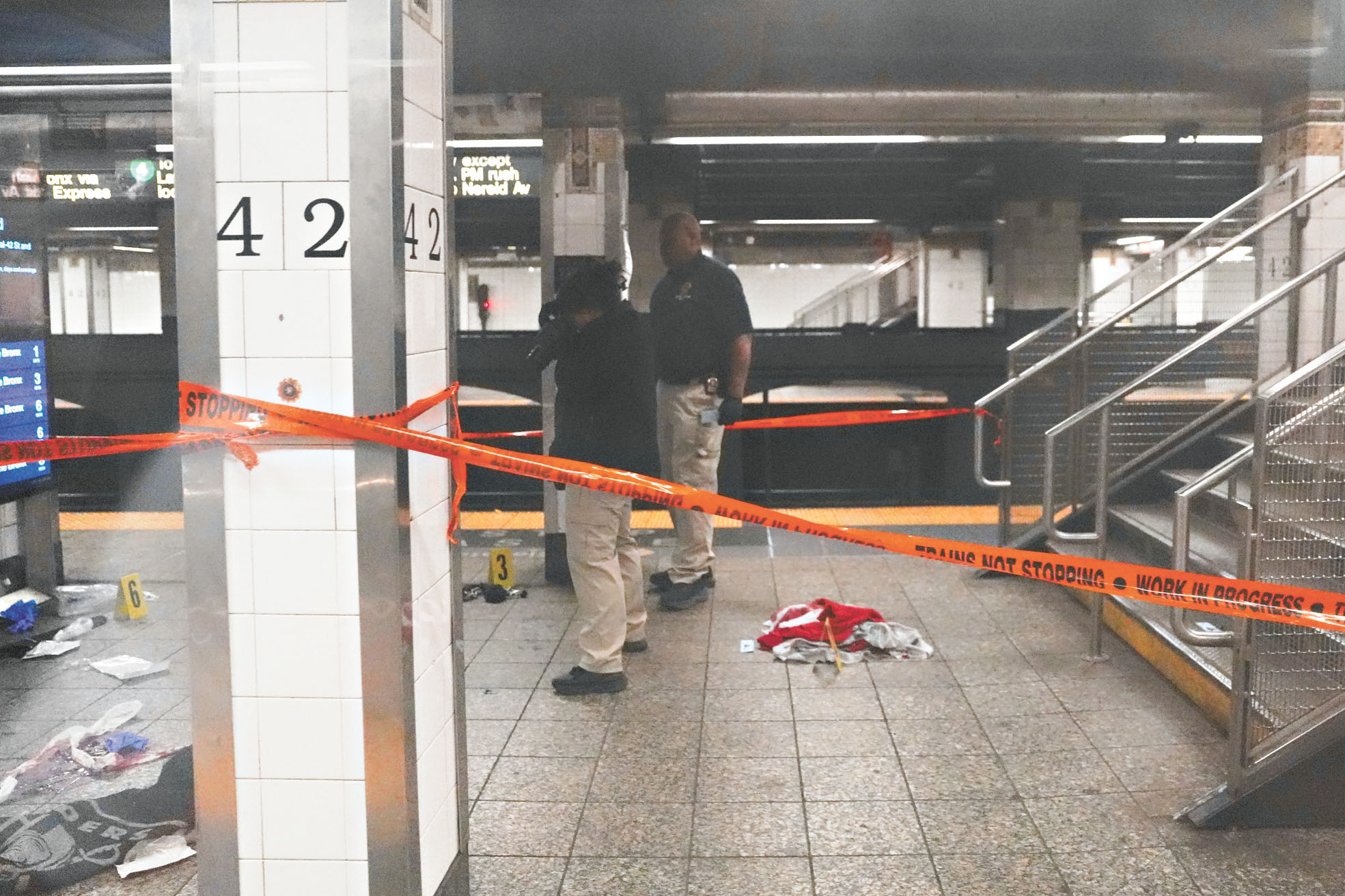 紐約中央車站隨機砍人，警方事後在案發現場調查取證。美聯社