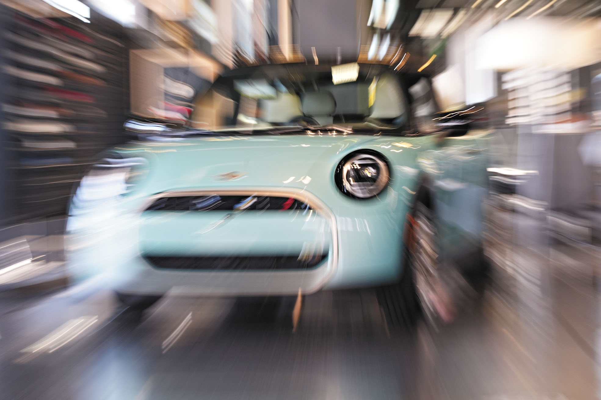 新車平均價格逼近5萬元，許多消費者買車負擔愈來愈大。美聯社資料圖片