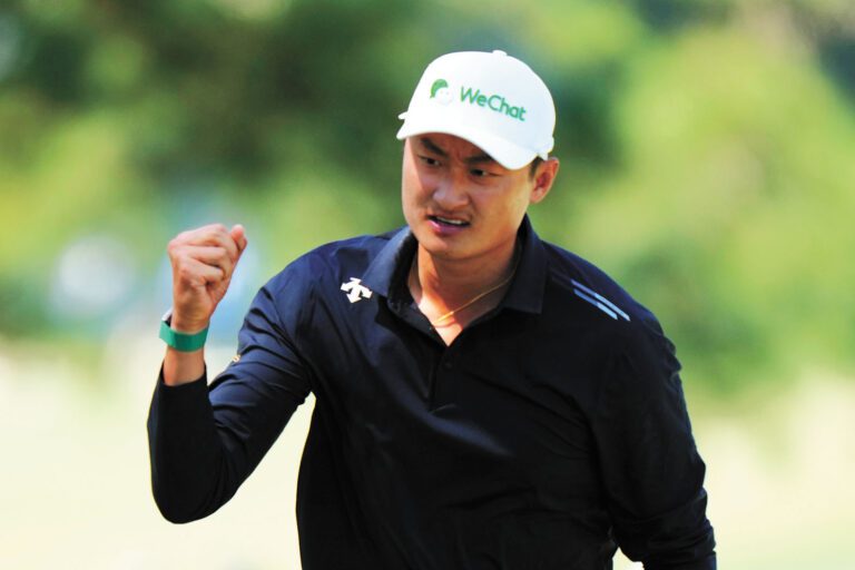 中國選手李昊桐在比賽中慶祝得分。新華社