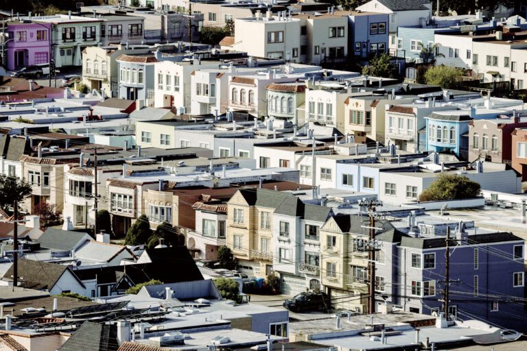 三藩市3月份獨立屋及共渡公寓房價中位數創下新高。美聯社資料圖片