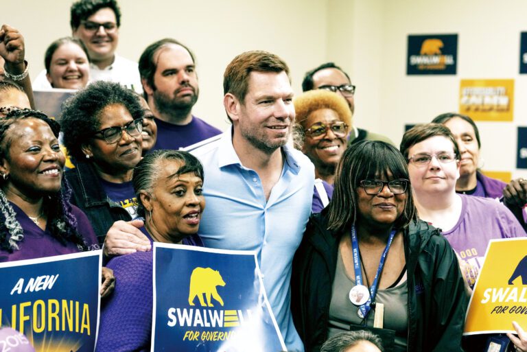 斯華威上周二在沙加緬度與服務業僱員國際工會成員合照。美聯社資料圖片