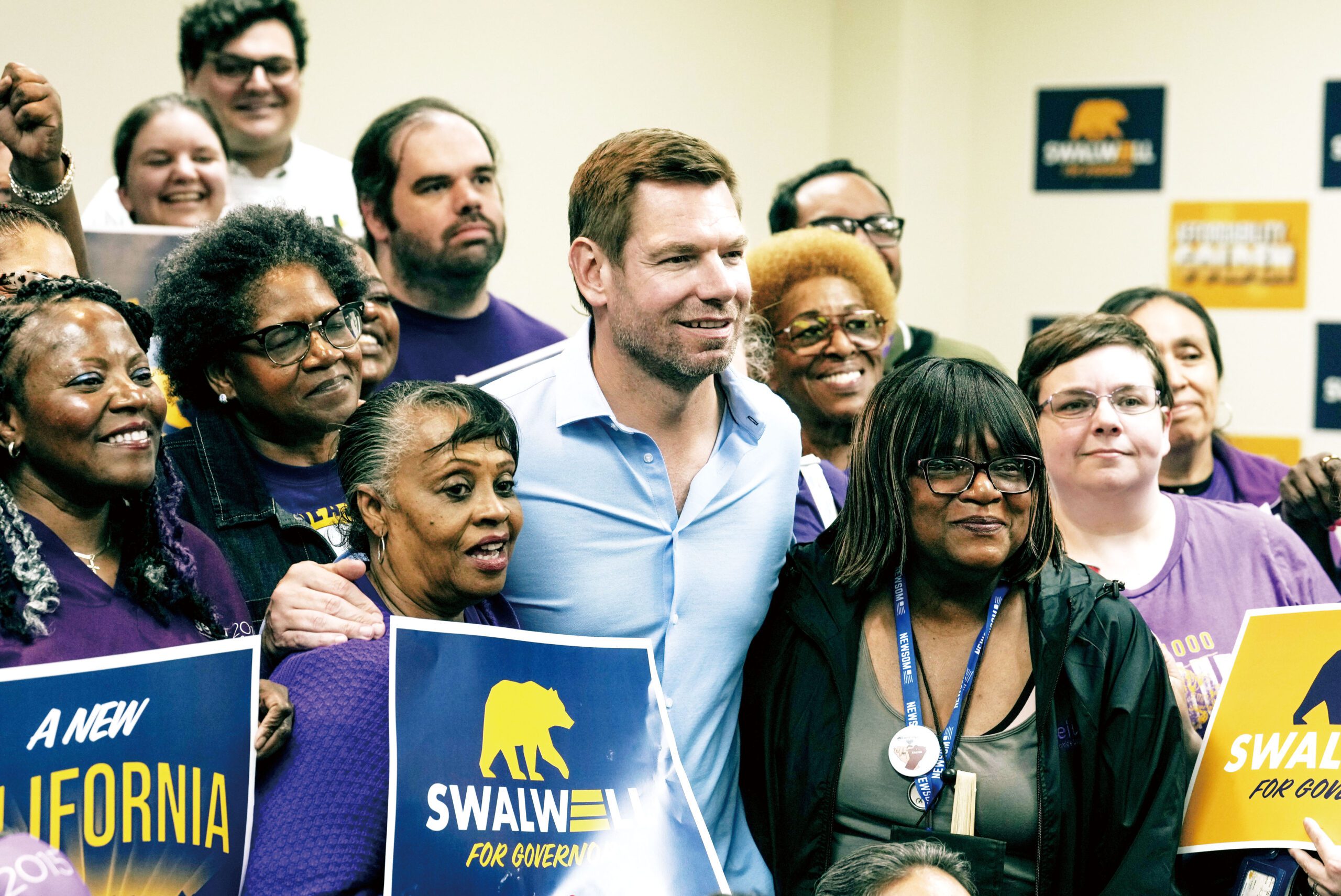 斯華威上周二在沙加緬度與服務業僱員國際工會成員合照。美聯社資料圖片