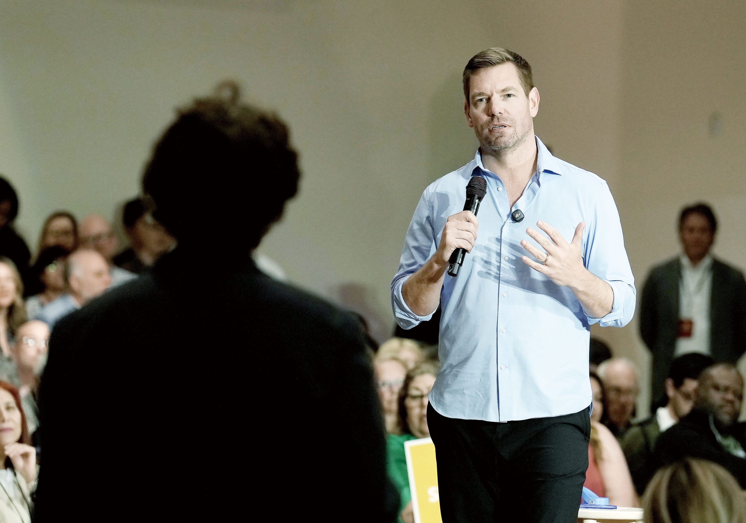 聯邦眾議員斯華威本月7日出席沙加緬度市民大會，回應戴維斯加大學生提問。美聯社資料圖片