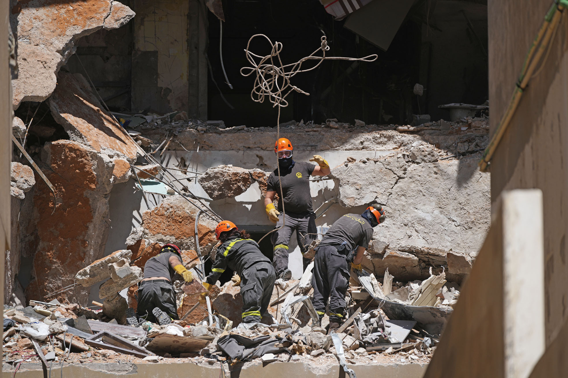以軍11日繼續打擊黎巴嫩境內200多個真主黨目標，圖為在襲擊過後，救援人員在黎巴嫩首都貝魯特一處建築物廢墟中搜尋失蹤者。美聯社