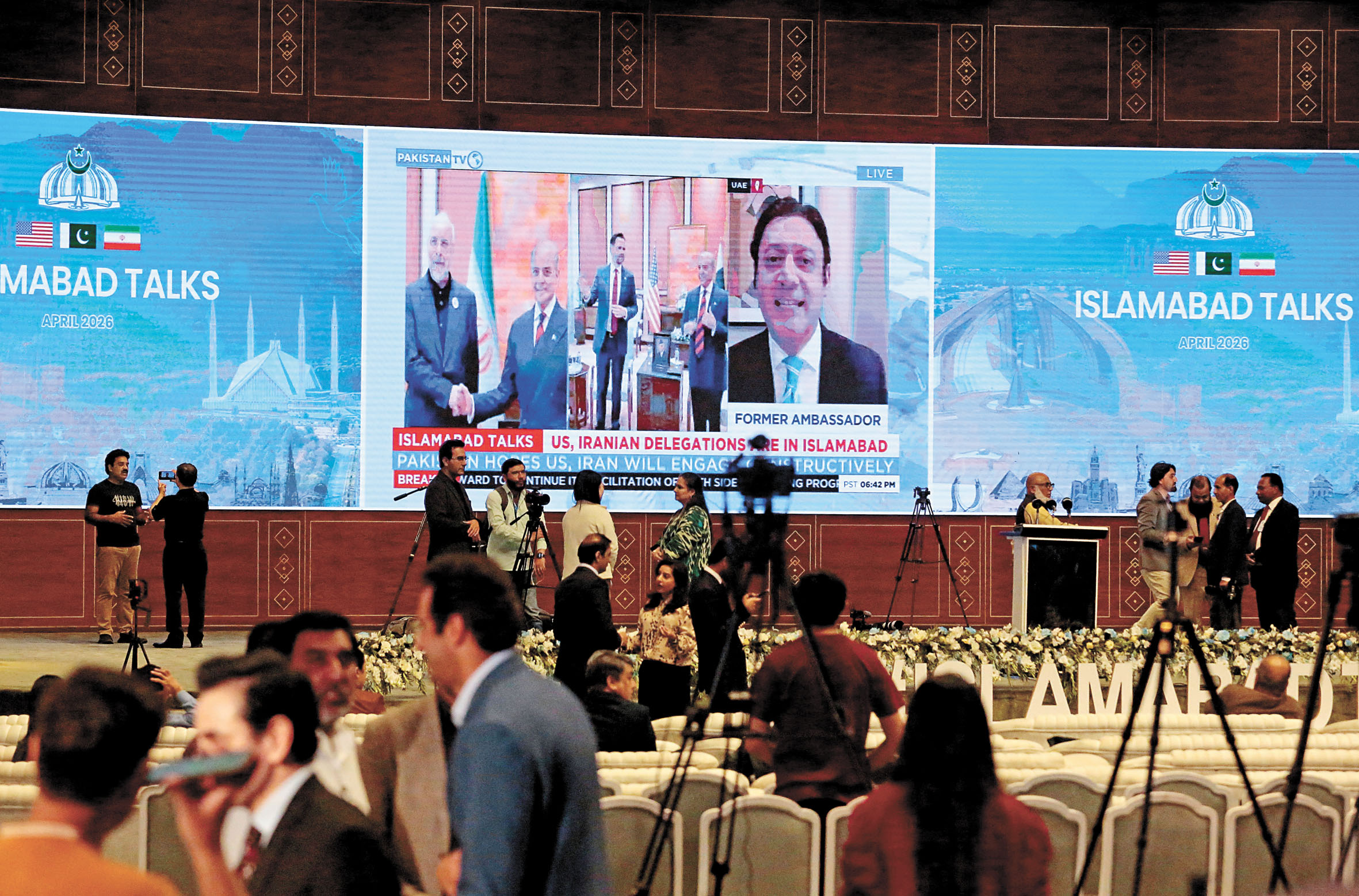 萬斯率領的美方代表團和卡利巴夫率領的伊朗代表團，在巴基斯坦總理夏巴茲見證下進行談判。路透社