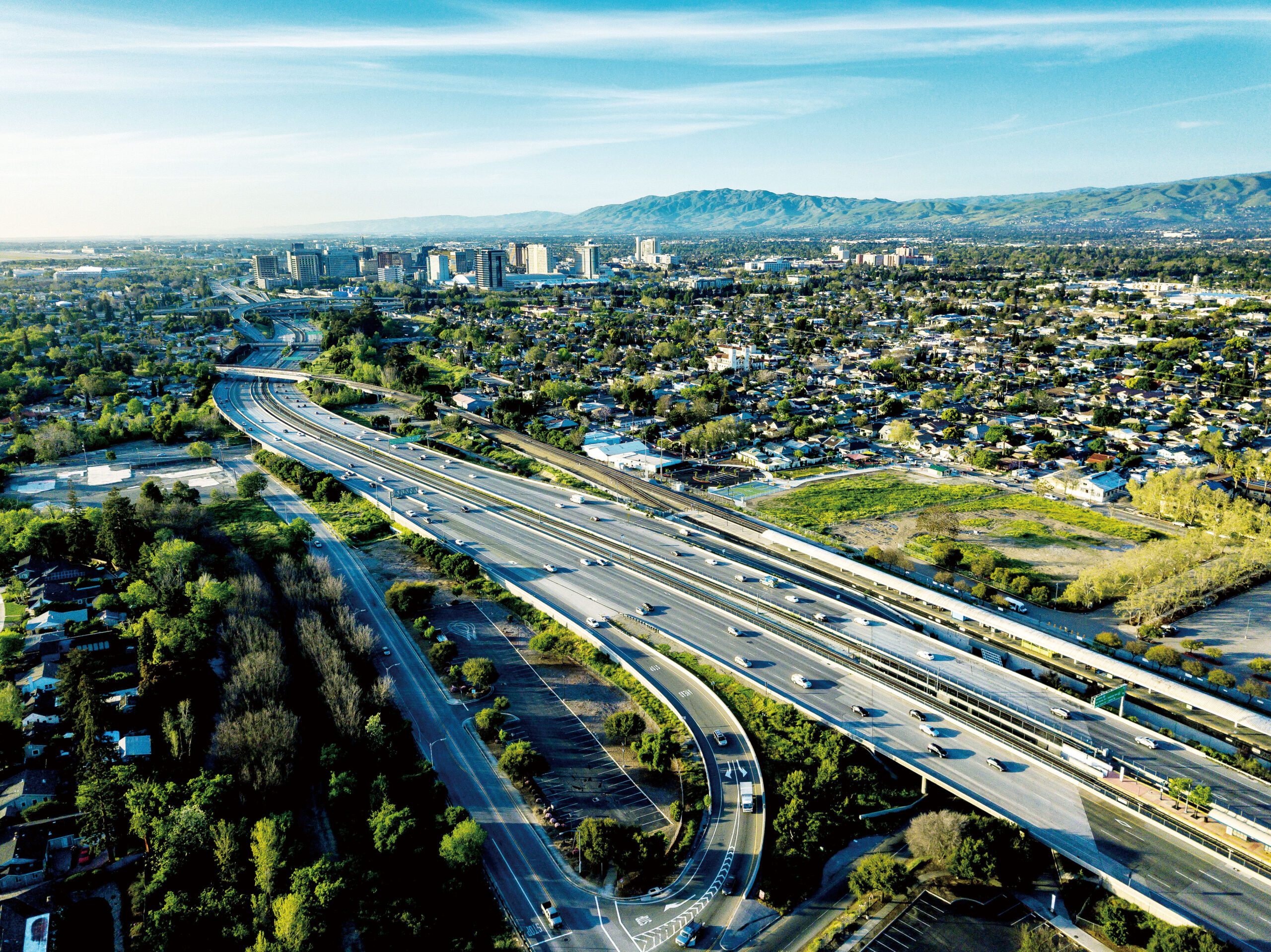 矽谷持續吸引資本與人才，人工智能帶動創新與投資，但人口增長放緩、公共服務受壓及生活成本上升，對經濟與社區運作構成壓力。Adobe Stock