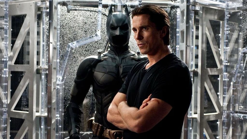 約翰路蘭在《蝙蝠俠—俠影之謎》與《蝙蝠俠—夜神起義》中，與基斯頓比爾同場演出。