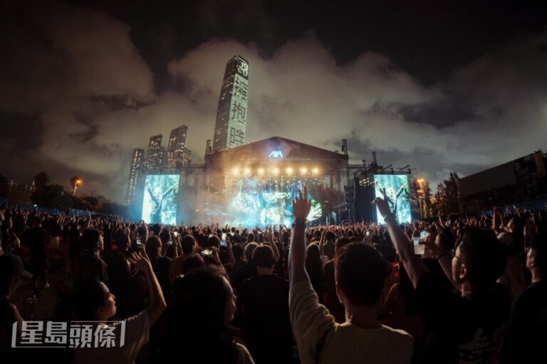 Suede西九開唱 經典音樂跨越世代 全場歌迷站足全場