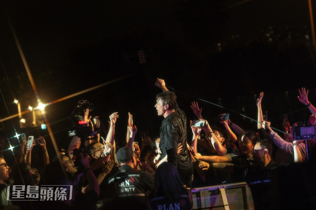 主音Brett Anderson走到台下,與觀眾近距離互動。