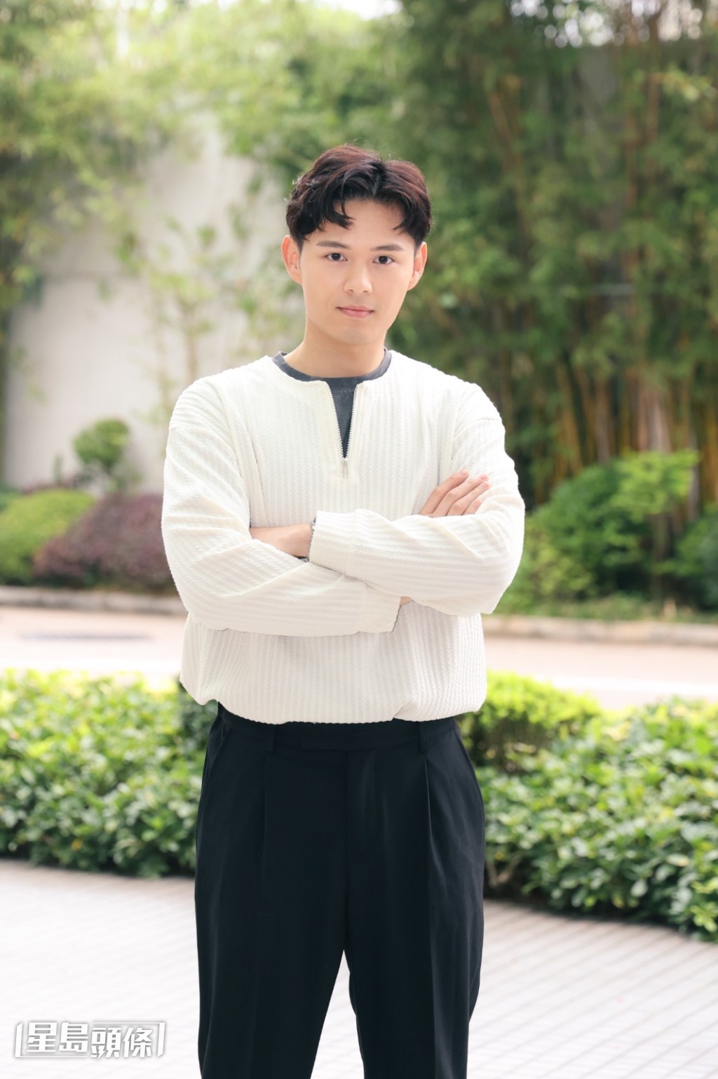 他指自己在眾少年犯演員中屬於年長一輩，除了減重配合演出，如何準確捕捉學生的純粹感是最大挑戰。