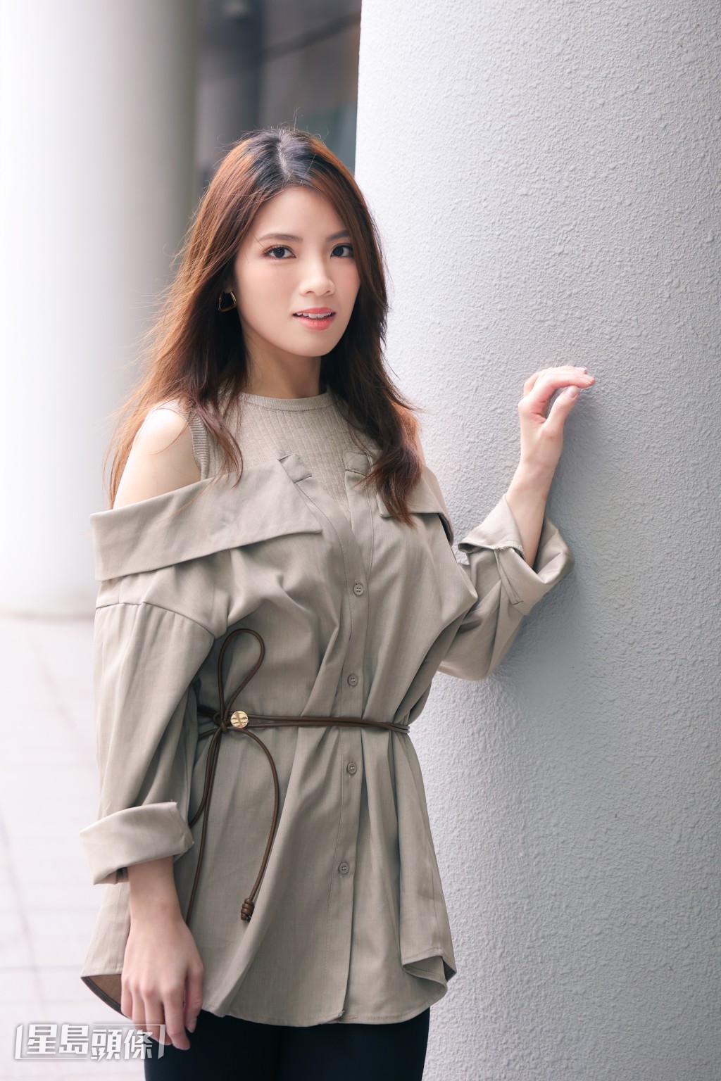 她事後問導演為何選她，導演叫她別生氣，因她身形微胖適合角色。