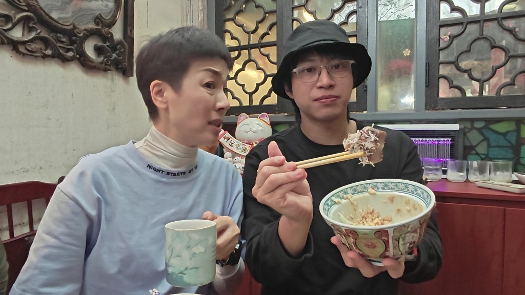 吳業坤率先挑戰一間評價好壞參半的厚切豬扒店。