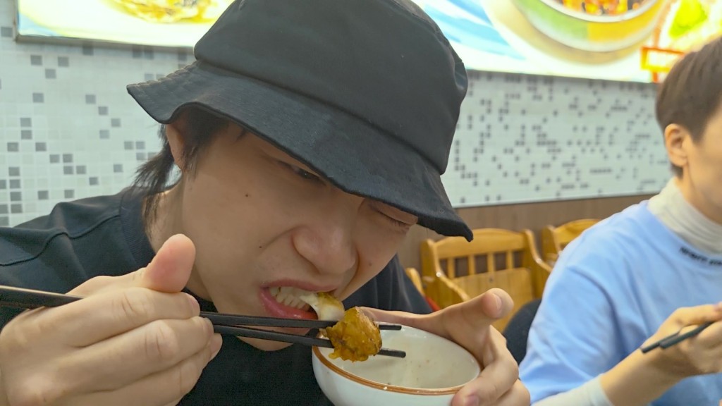 他們亦到訪一間有網民聲稱食後不適的海鮮大排檔。