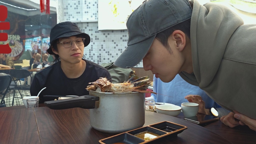 在三位主持中，吳業坤的試食態度最為進取。