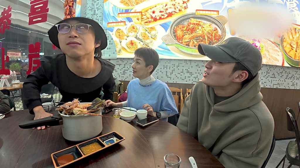 試食期間，坤哥一度食到反白眼。