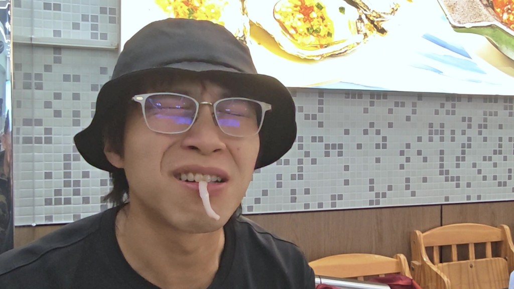 吳業坤面露痛苦神色。