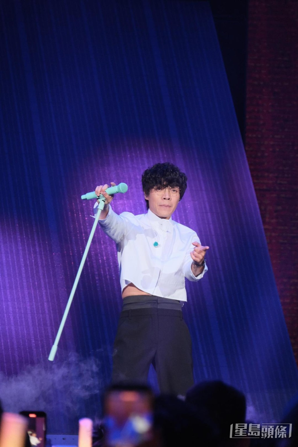 他帶領觀眾，以一句接一句的方式合唱。