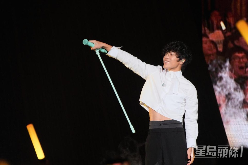 他隨即用廣東話笑讚觀眾：「大癲！」