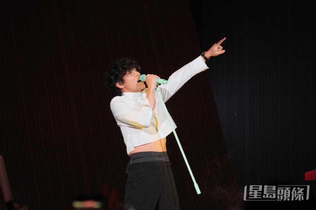 盧廣仲與台下觀眾互動熱烈，打成一片。